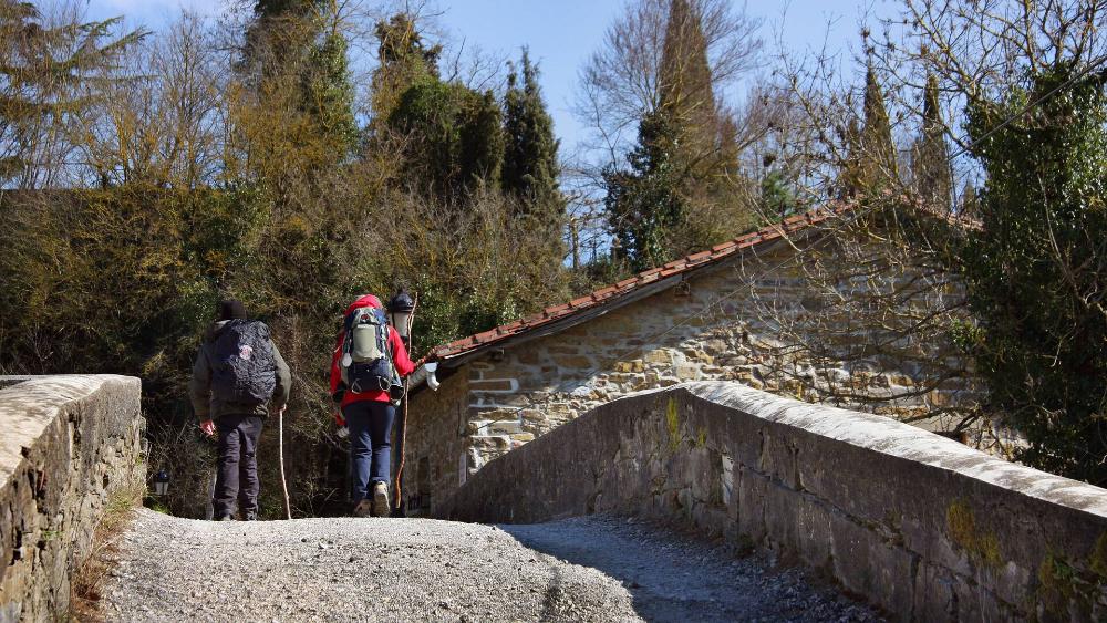 Peregrinos en el puente de Zubiri. Navarra